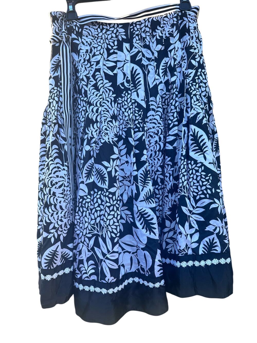 White House Black Market Black and White Floral Silk Skirt Size 4